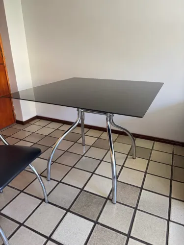 Mesa de Jantar 4 Lugares de Vidro Preto com 4 Cadeiras - Bom estado .