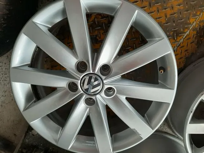 Roda aro 17 VW Kombi confort pronta para instalar originais 5X112