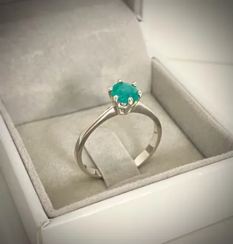 Anel com Esmeralda 