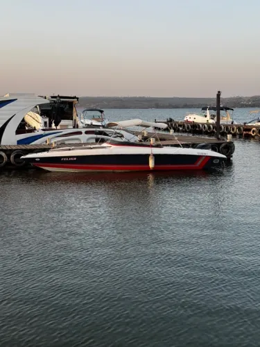 Lancha Magnum 230 Cabin com Motor Mercury 150 Optimax 2007
