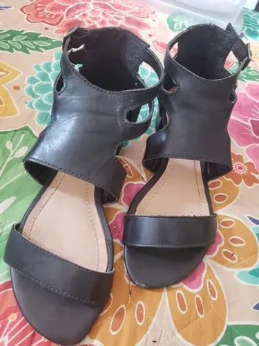 Gladiadora de couro Andarella, salto baixo - Tamanho 36