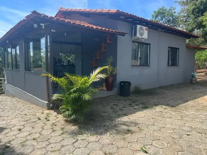 Sitio 1500 m², condomínio fechado, casa, pomar, campo de futebol, bem localizado.