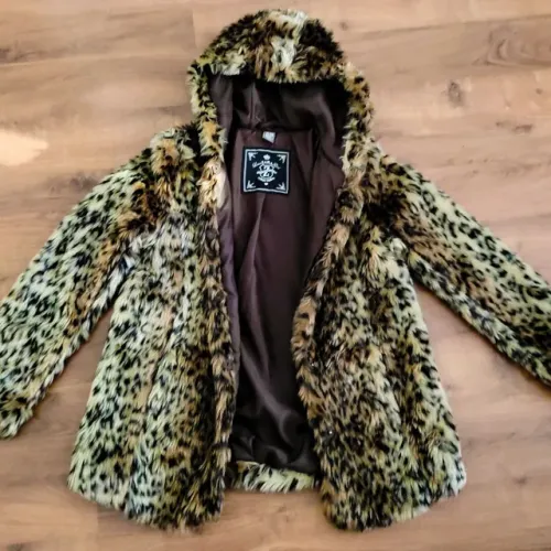 Casaco de frio com capuz 