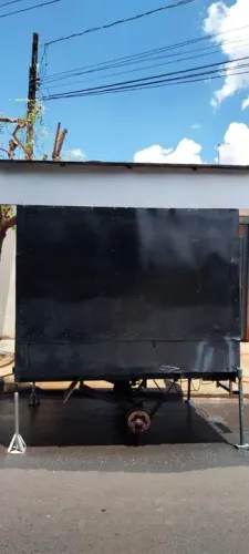 Trailer de pequeno porte para lanches.