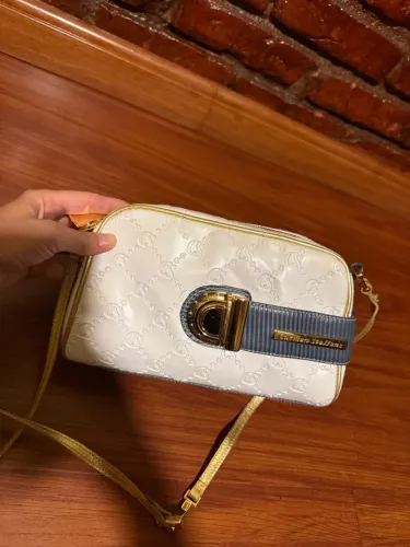 Impecável !! Bolsa Carmen Steffens Elegante com Detalhes Dourados