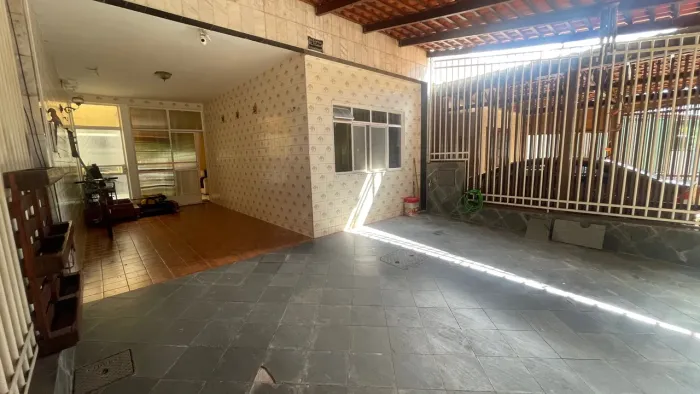 VENDO CASA NA AVENIDA CENTRAL NÚCLEO BANDEIRANTE BLOCO 11