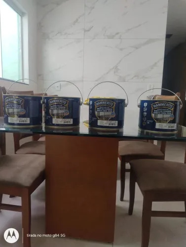 vendo 4 latas deEsmalte sintético Hammerite cor branco  brilhante,160 R$ a unidade