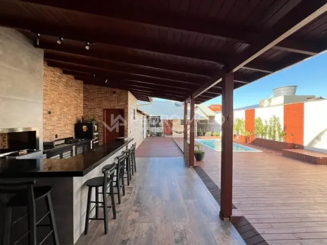 Casa com Piscina, Espaçosa, Privativa e Segura! Terreno gigante!