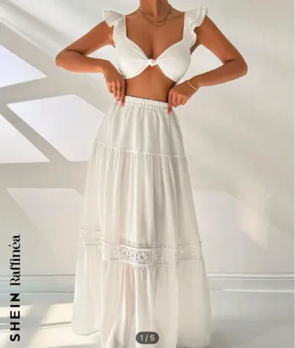 Conjunto cropped e saia branca com renda
