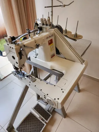 Máquina de Costura Fechadeira de Braço 3 Agulhas com 2 Catracas (superior e inferior)