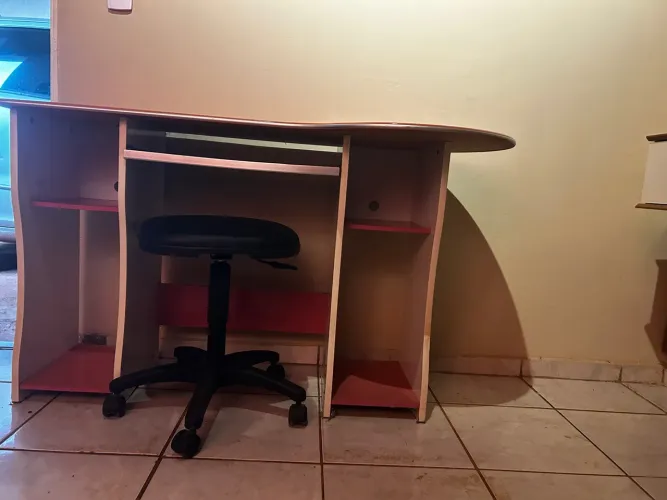 Mesa para computador e estudos com cadeira 