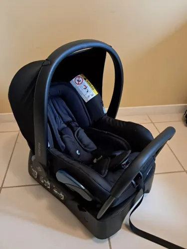 Bebê conforto Maxi Cosi com peça de encaixe no carrinho