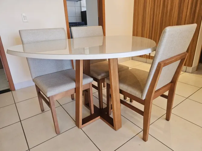 Mesa a pronta entrega e com cadeiras de madeira maciça