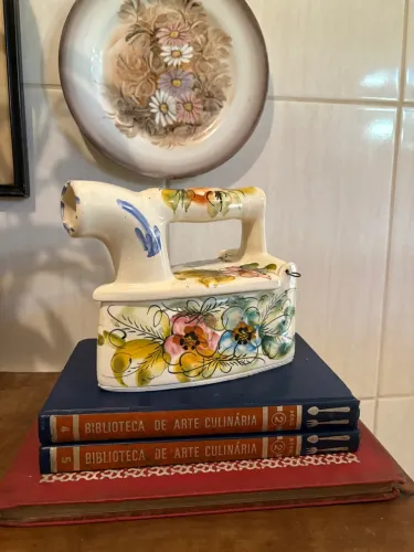 Ferro de cerâmica decorativo com pintura floral pintado a mão.