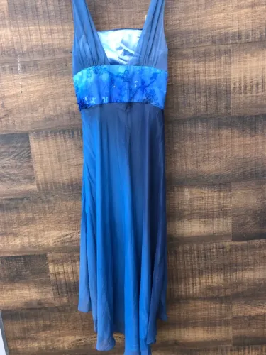 Vestido Azul Elegante com Detalhes Florais