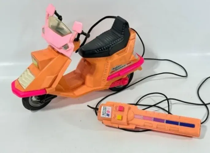 Scooter de controle remoto de brinquedo linda e muito antiga