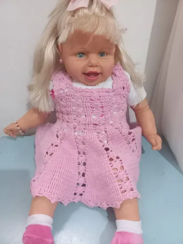 Linda Boneca Loira com Vestido Rosa de Crochê