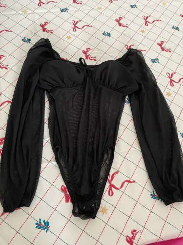 Body preto com detalhes transparentes