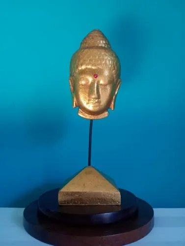 Escultura em Mastro rosto de Buda dourado 