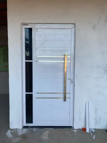 Porta de entrada branca em alumínio