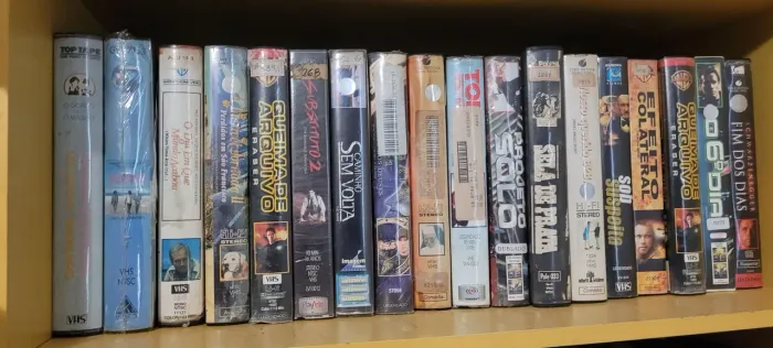 Coleção de fitas VHS de filmes variados, títulos raros.