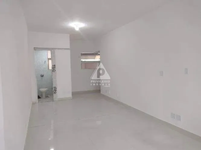 Sala Comercial Reformada de 30m² em Ipanema: Vista Livre e Sol da Manhã