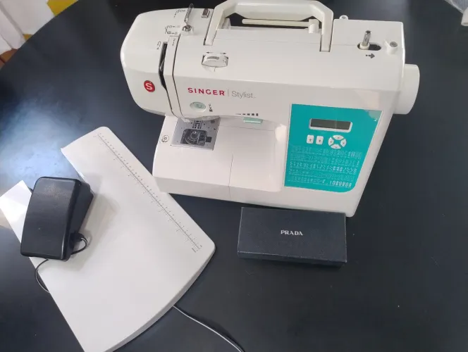 Máquina de costura Singer stylist com 100 pontos