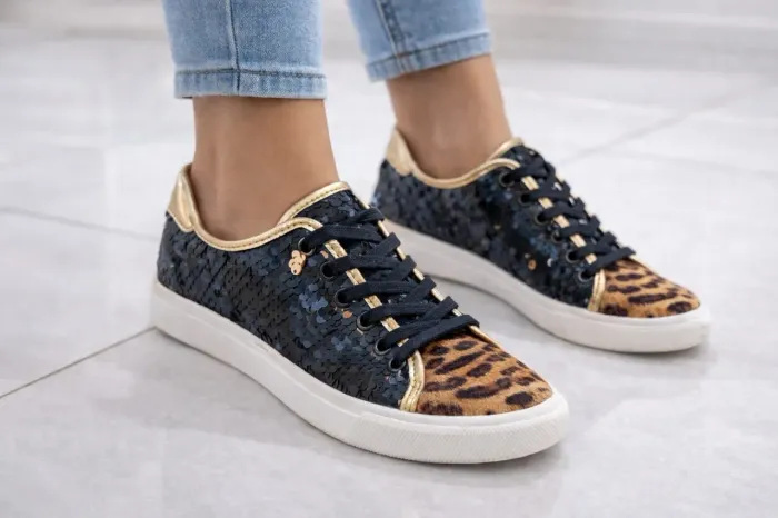 Tênis Feminino com Lantejoulas e Estampa Animal Print
