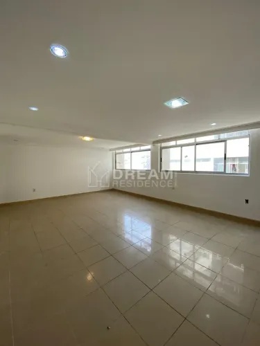Apartamento Amplo em Boa Viagem: 138m², 4 Quartos e Sacada.