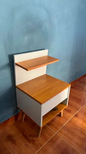 Mesa de Cabeceira Retrô / Criado-Mudo Pés Palito (Excelente Estado)