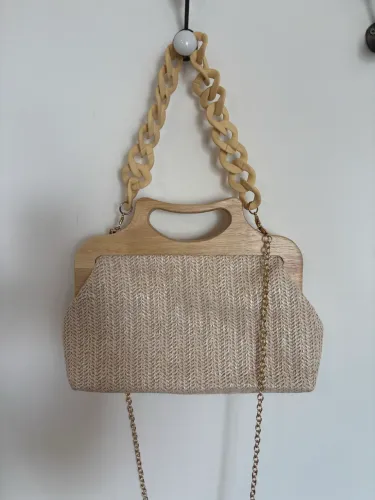 Bolsa transversal de palha e madeira 