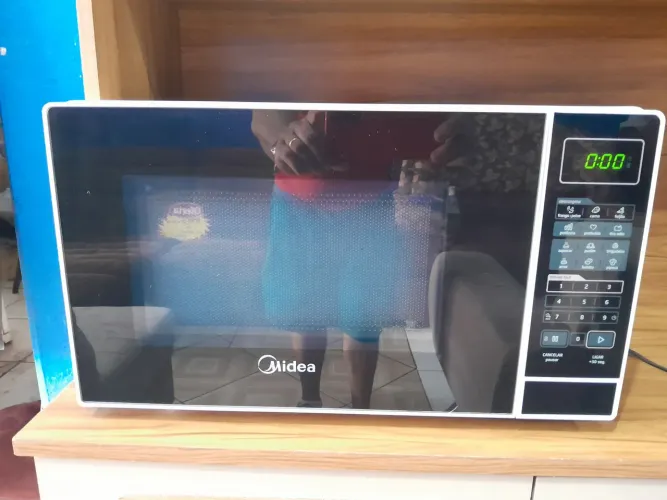 Microondas Midea de 20 litros novo