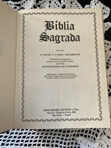Bíblia Sagrada de Luxo Ilustrada + Suporte Especial em Madeira