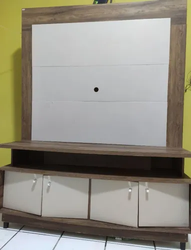 Rack com painel embutido suporta 32" a 55" bem conservado 
