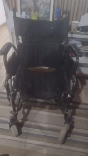Cadeira de rodas suporta ate 150kg Rodas e Pedal removivel cadeira semi nova
