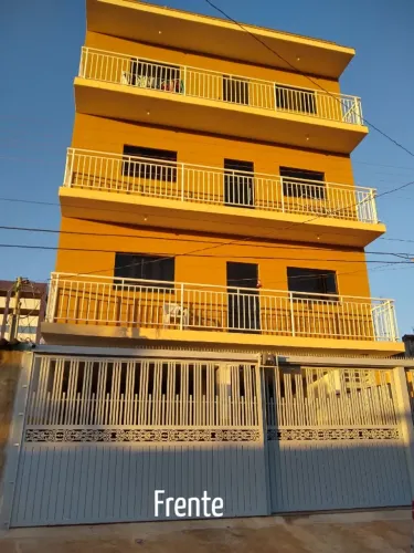 ALUGA-SE APARTAMENTO COM ÓTIMA LOCALIZAÇÃO. 