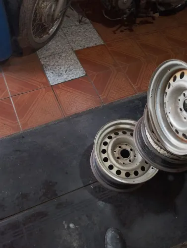 Rodas aro 14, Volkswagen tala 7 e meio.