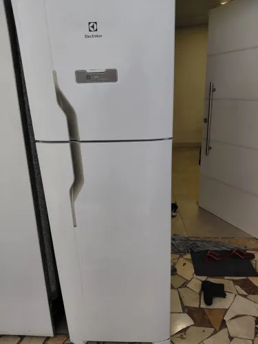 Vendo geladeira Electrolux 391 litros  220v 
