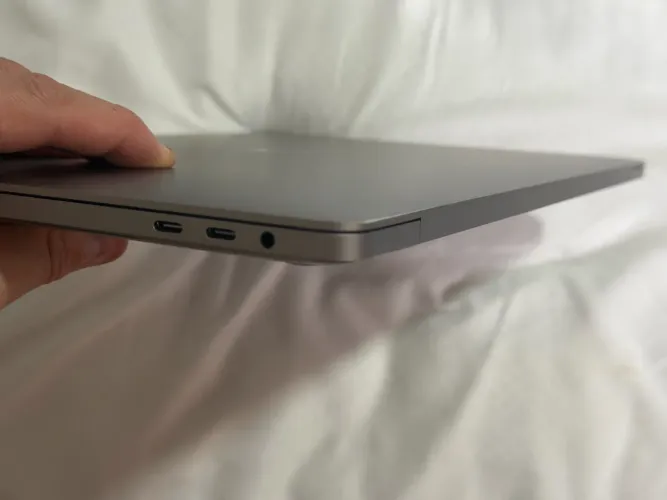 MacBook Pro 2019 i9 16RAM 1T SSD