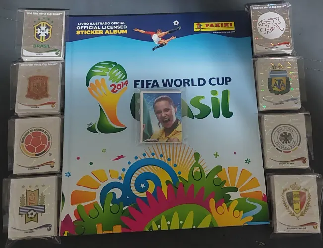 Álbum Copa 2014 completo de capa dura com set de figurinhas soltas para colar