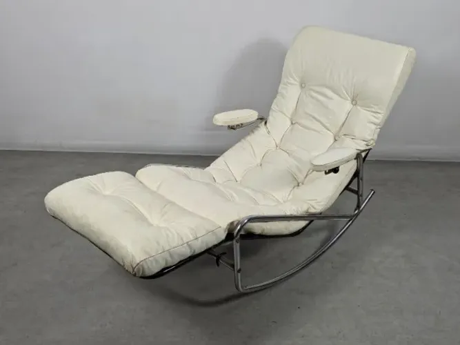 Chaise Longue Década de 60, contruida em aço cromado e tapeçaria courvin náutico