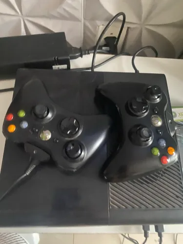 Xbox 360 com 2 controles