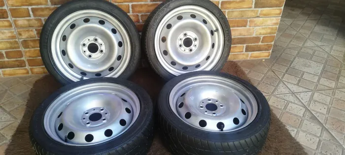 ARO 15 COM PNEUS PERFIL BAIXO E CALOTAS