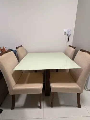 Mesa com 4 cadeiras