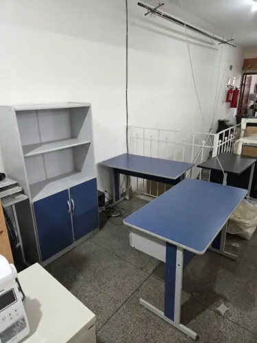 Conjunto de mesas e armário de escritorio