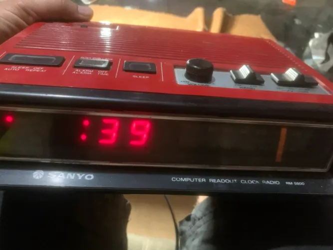 Rádio relógio sanyo  / defeito