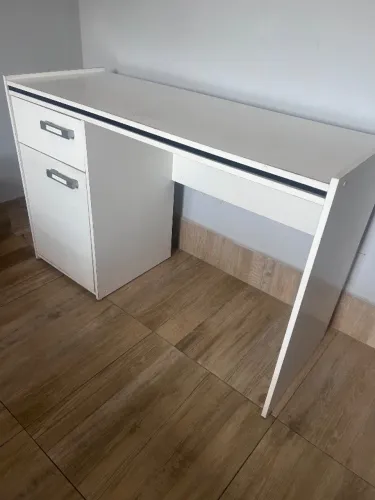 Escrivaninha branca com uma gaveta