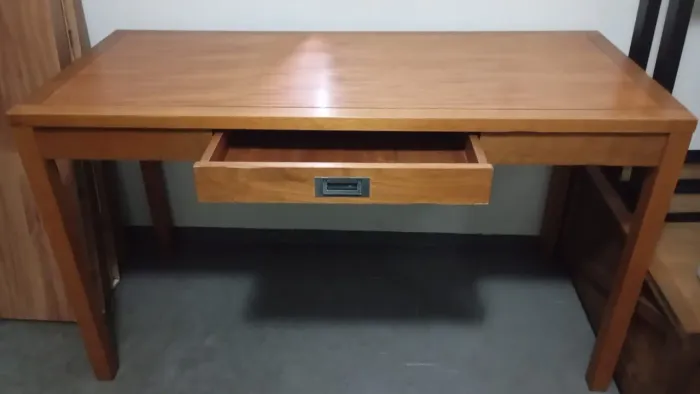 Mesa de escritório de madeira com gavetas tok stok