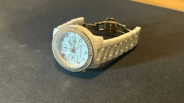 Relógio Michael Kors branco com detalhes dourados feminino original