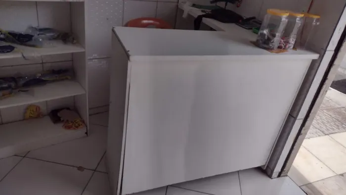 BALCÃO E ESTANTE COMERCIAL